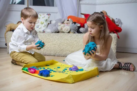 играть с кинетическим песком