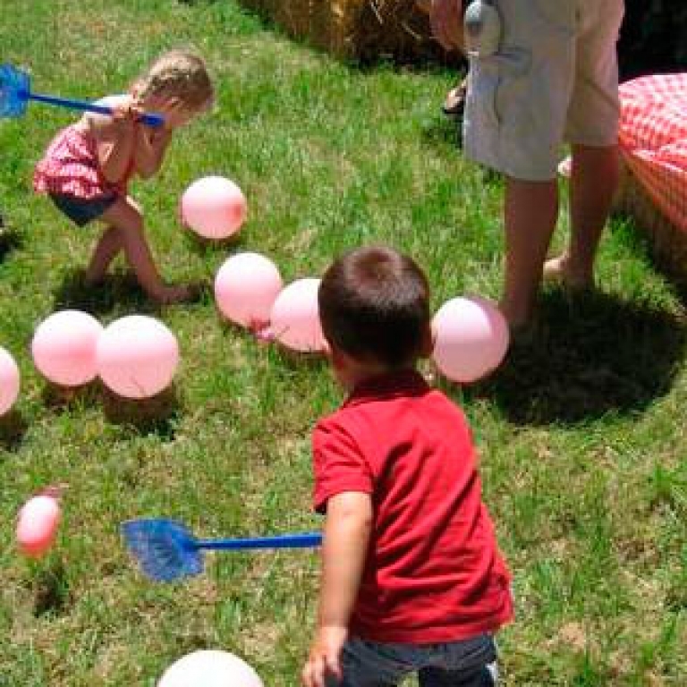 Веселые игры на воздухе. Летние игрушки для детей на свежем воздухе. Конкурсы для детей на улице летом с шарами. Реквизит для игр на свежем воздухе. Весёлые конкурсы для детей на улице летом.