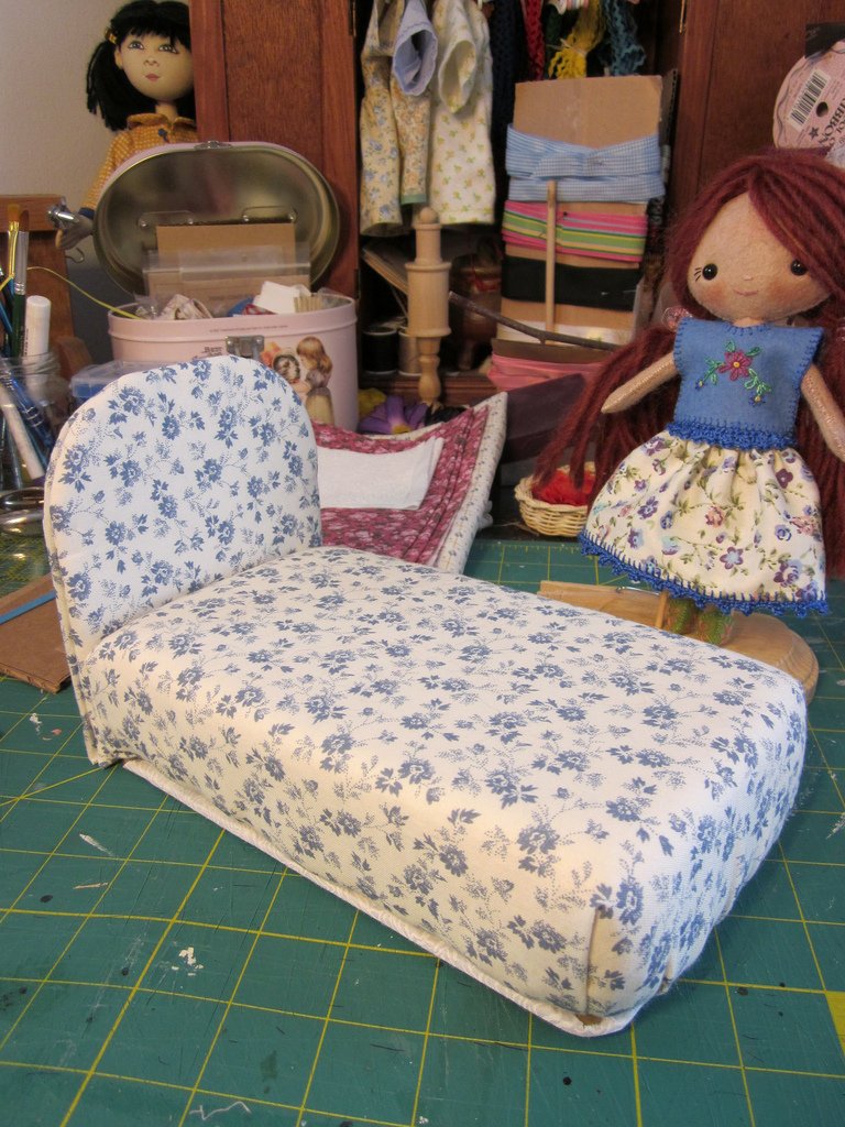 кровать для кукол из картона