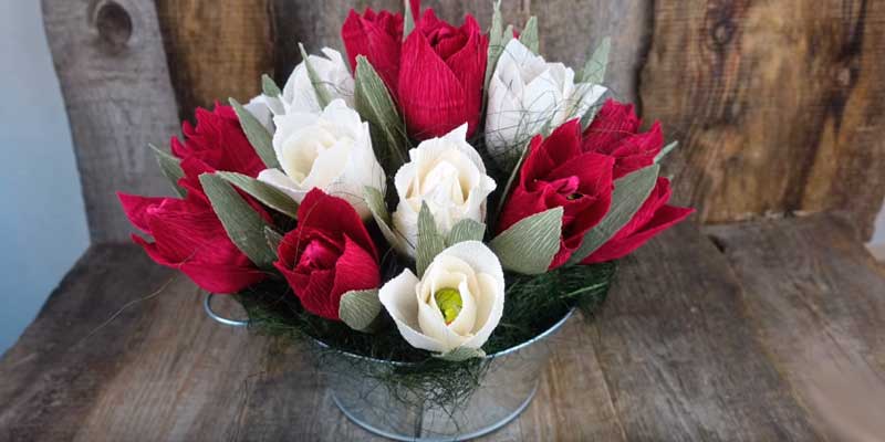Тюльпаны из гофрированной бумаги с конфетами своими руками в подарок