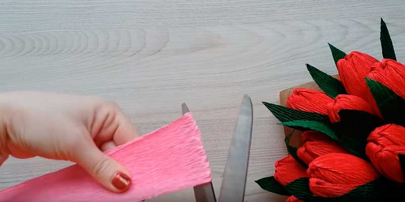Тюльпаны из гофрированной бумаги с конфетами своими руками в подарок