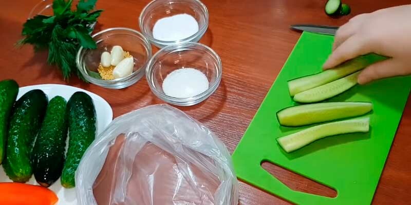 Малосольные огурцы в пакете с укропом и чесноком — быстрые рецепты за 5 минут