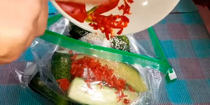 Малосольные огурцы в пакете с укропом и чесноком — быстрые рецепты за 5 минут