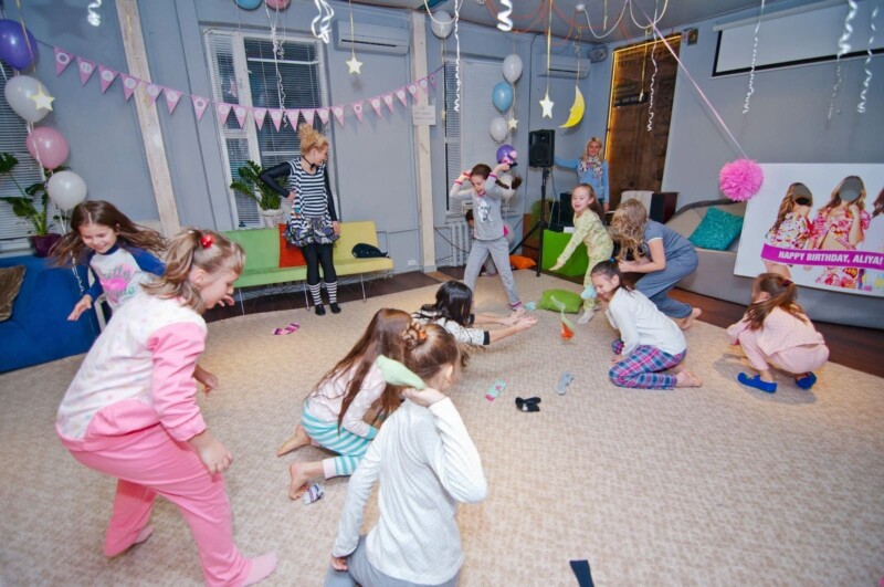 Как устроить пижамную вечеринку для детей: сценарий праздника