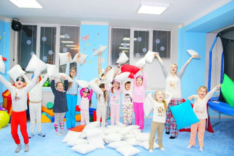 Как устроить пижамную вечеринку для детей: сценарий праздника